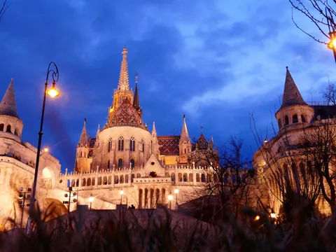 La iluminada Iglesia de Matías y el Bastión de los Pescadores en Budapest de noche.