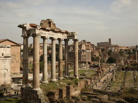 Ruinas de templos antiguos y columnas en el Foro Romano de Roma