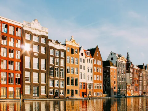 Fila de casas tradicionales junto a un canal en Ámsterdam