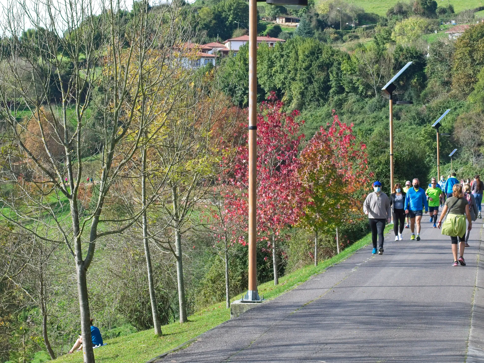Gente paseando por la Pista Finlandesa de Oviedo