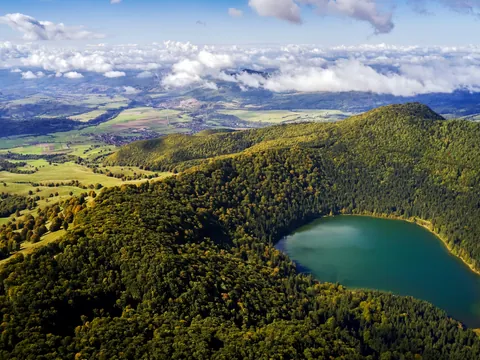 El contrates de colores que rodea este cuerpo de agua deja unas postales de ensuseño.
