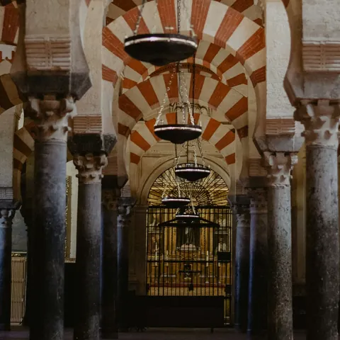 Arcos y columnas de mármol en la Mezquita de Córdoba