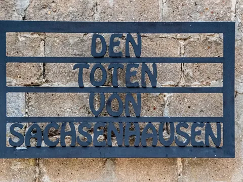 Placa conmemorativa “Den Toten von Sachsenhausen” en el memorial de Sachsenhausen