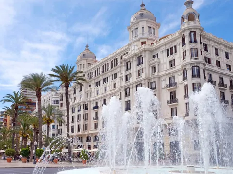 Fuente y edificio modernista frente a la Explanada de España en Alicante
