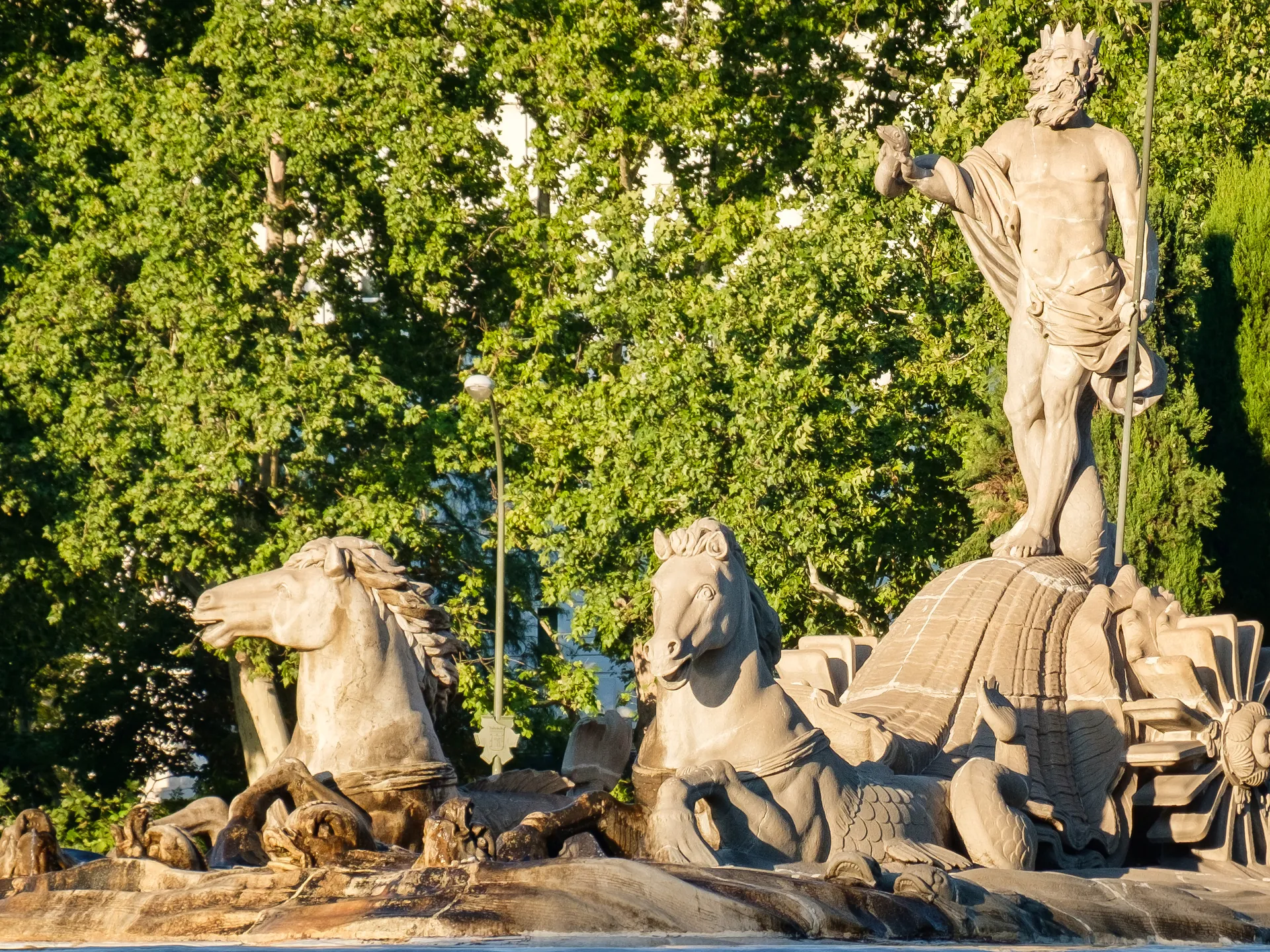 Vista lateral de la Fuente de Neptuno - Qué ver en Madrid - Guía de viaje Madrid - Buendía Tours
