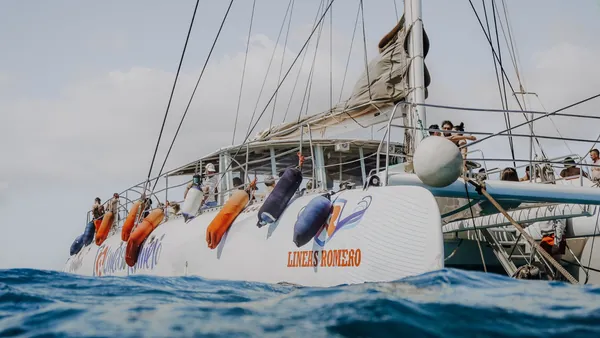 Barco Ocean por las aguas de Lanzarote