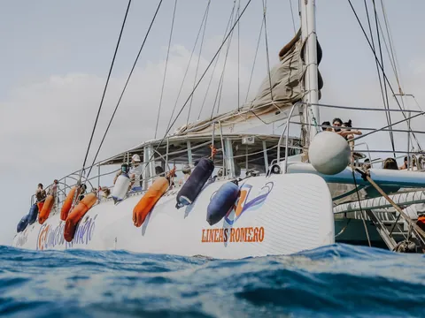 Barco Ocean por las aguas de Lanzarote