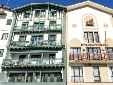 Cofradía de Pescadores y fachadas tradicionales en Hondarribia.