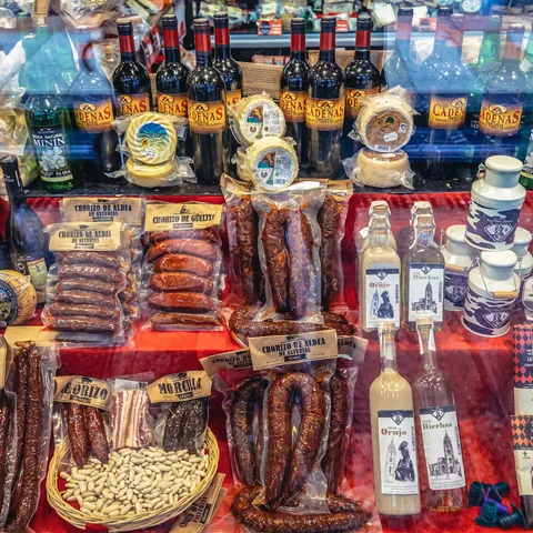 Escaparate con comida típica asturiana en Oviedo - Tiendas de productos asturianos - Guía de viajes Oviedo - Buendía