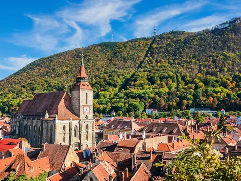 La iglesia de Brasov está incluida en el tour a pie de esta excursión.