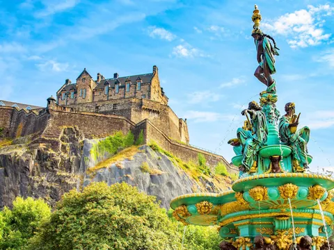 Vista del Castillo de Edimburgo desde los jardines de Princes Street, con la fuente Ross en primer plano.