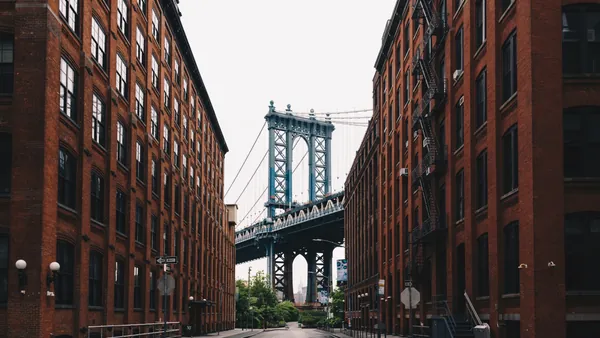 Puente de Manhattan visto entre edificios de ladrillo rojo en el barrio de DUMBO en Brooklyn.