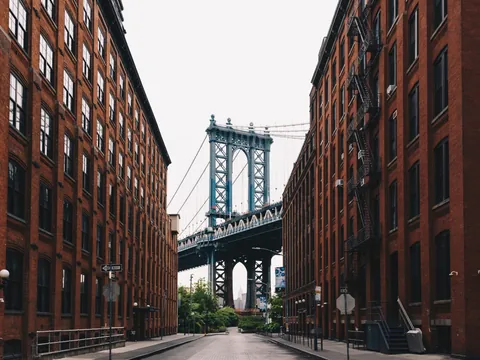 Puente de Manhattan visto entre edificios de ladrillo rojo en el barrio de DUMBO en Brooklyn.
