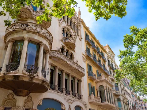 Fachadas modernistas del centro de Barcelona con detalles ornamentales y balcones