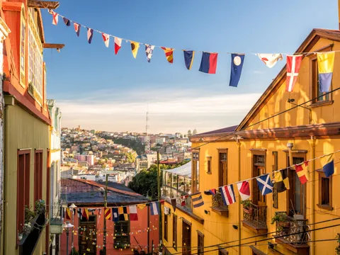 Banderas y edificios coloridos en la ciudad de Valparaíso, decalrada Patrimonio de la Humanidad.