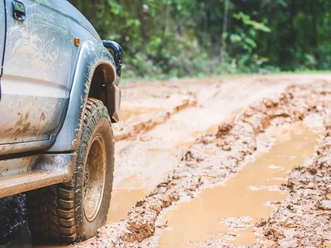 Vehículo 4x4 embarrado por Picos de Europa, León