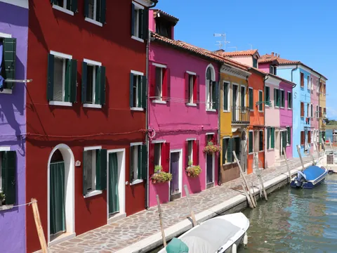 Casas de colores junto al canal de Burano en la laguna de Venecia