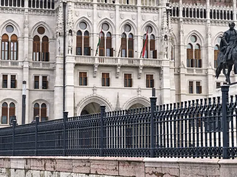 Detalle de la fachada del Parlamento húngaro con estatua ecuestre en Budapest