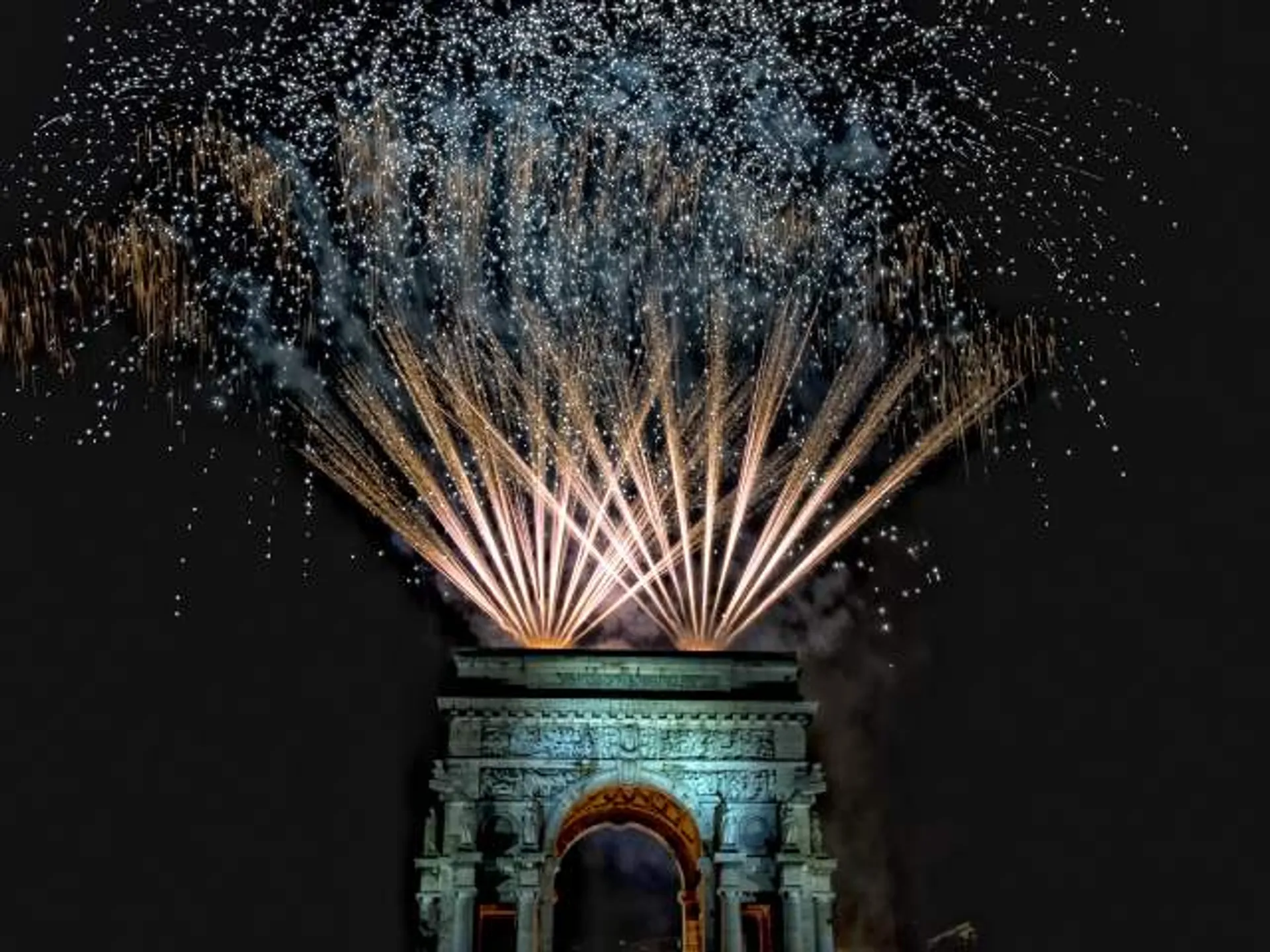 Espectáculo de luces en Arco del Triunfo de París - Cómo se celebra el Año Nuevo en Europa - Blog - Buendía Tours