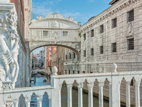 Puente de los Suspiros sobre los canales del centro histórico de Venecia