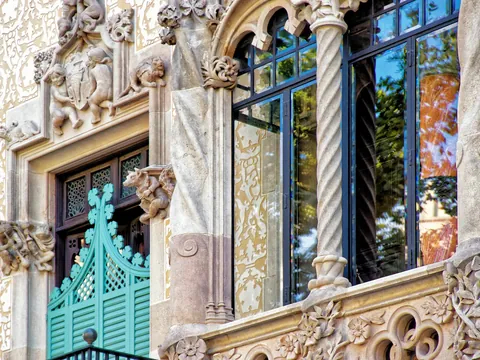 Detalles escultóricos y ventanales de la Casa Amatller en Barcelona