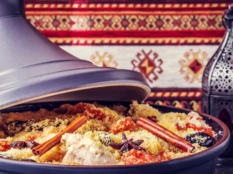 Cuscús tradicional marroquí servido en tajín durante taller en Marrakech, Marruecos