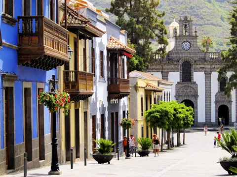 Teror, otro de los pueblos visitados, destaca por su basílica y su arquitectura canaria.