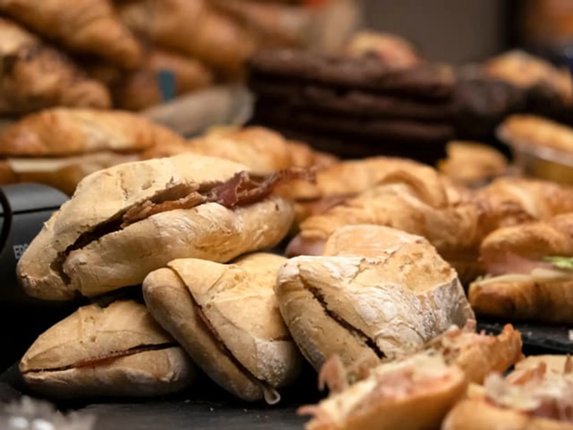Tapas y platos típicos en el Mercado de San Agustín en Granada-puntos de interés-Carácter-Guías de viajes Buendía Tours