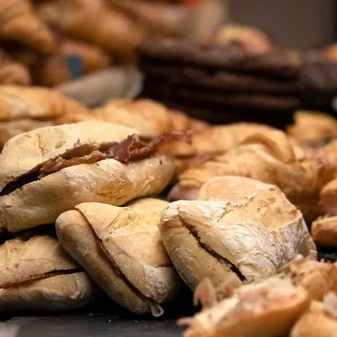 Tapas y platos típicos en el Mercado de San Agustín en Granada-puntos de interés-Carácter-Guías de viajes Buendía Tours