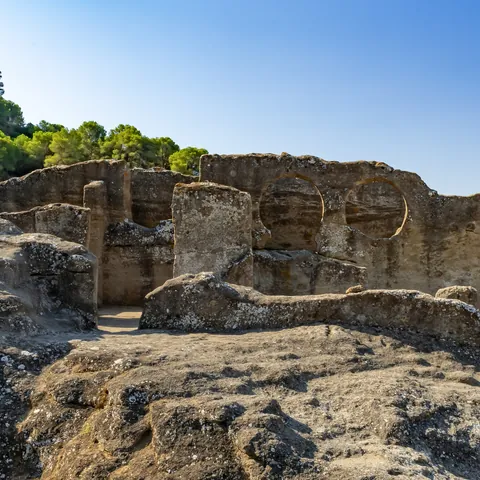 Ruinas de la iglesia mozárabe excavada en roca en Bobastro, Ardales