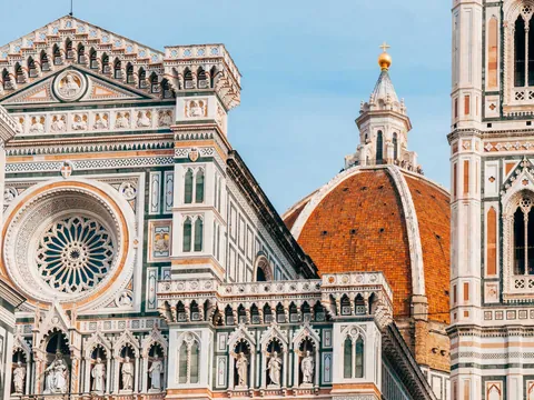 Detalle de la fachada y cúpula del Duomo de Florencia.