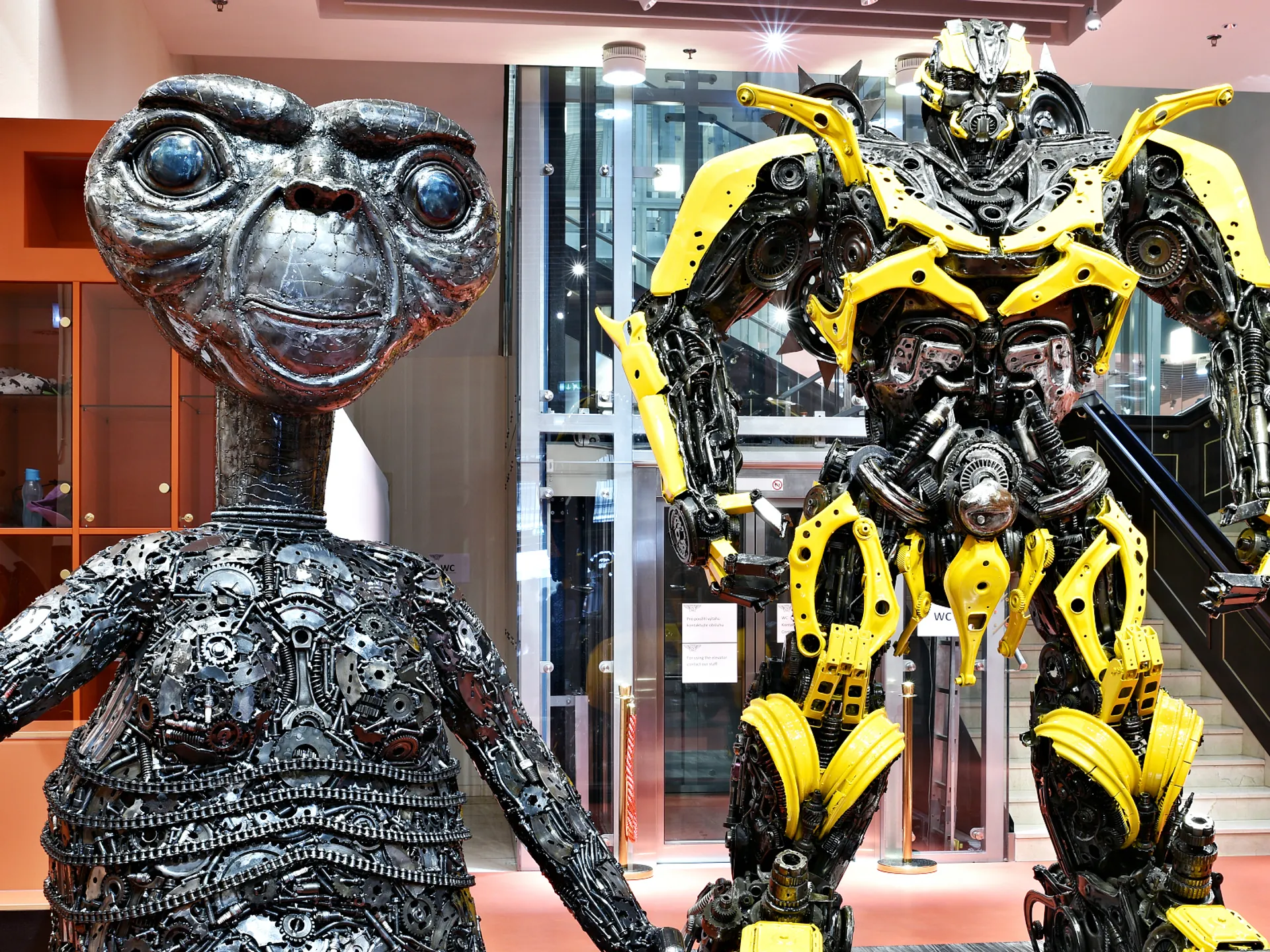 Figuras de E.T. y Bumblebee hechas de hierro en la Galería de las Figuras de Hierro - Qué ver en Praga - Guía de viaje de Praga - Buendía Tours
