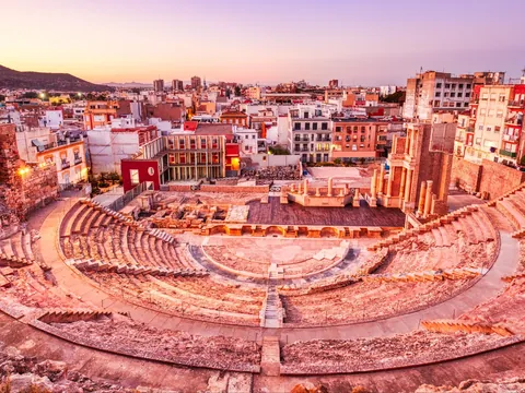 Vista panorámica del Teatro Romano de Cartagena al atardecer