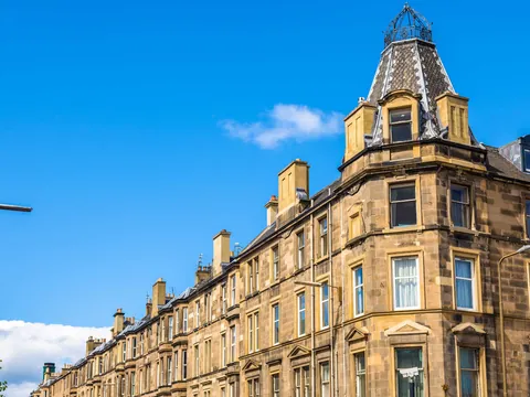 Edificios residenciales con arquitectura típica en el distrito de South Leith de Edimburgo, Escocia