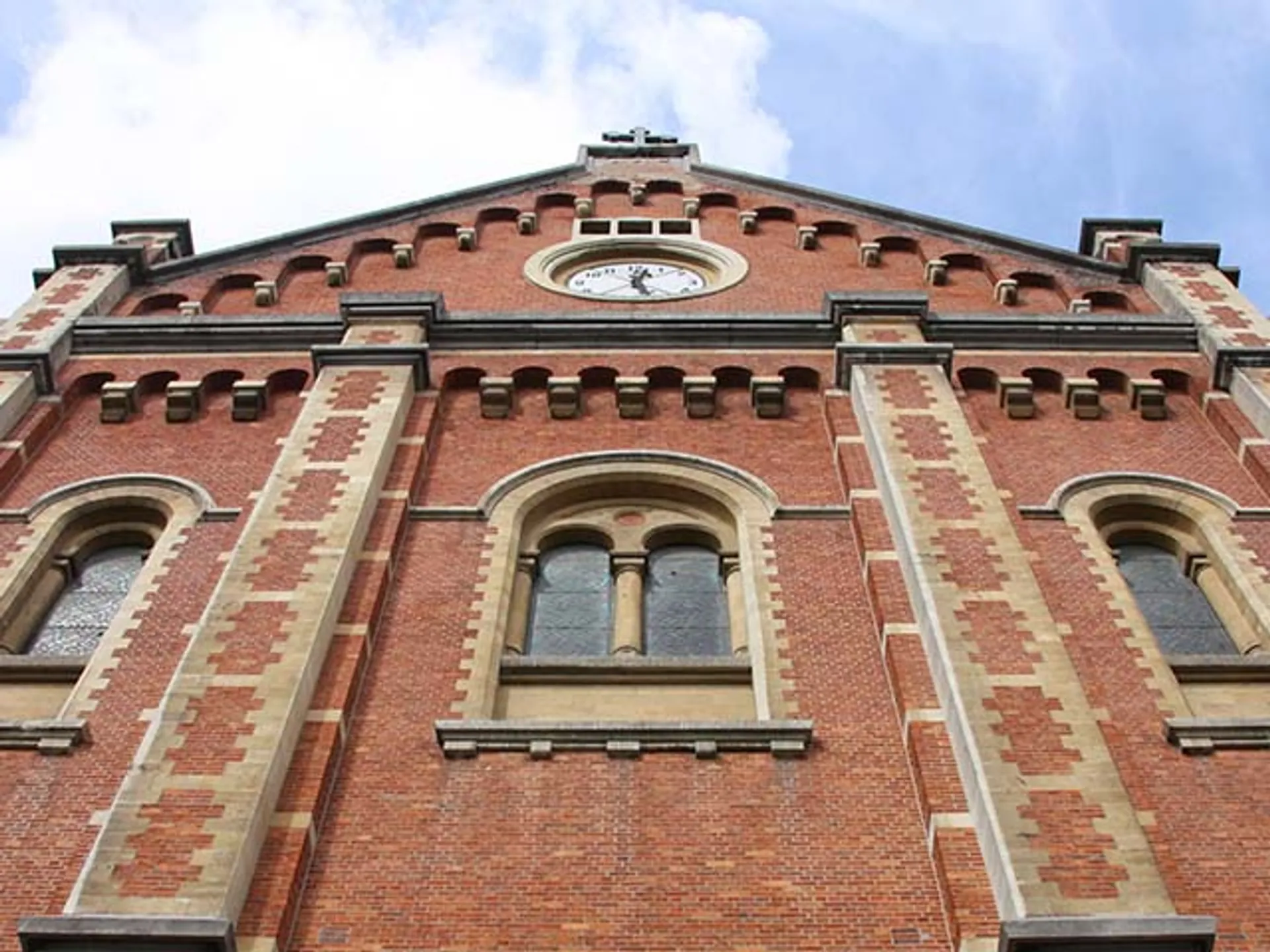 Fachada Notre Dame Immaculee en la Palce Jeu de Balle de Bruselas-Guía de Viajes Bruselas