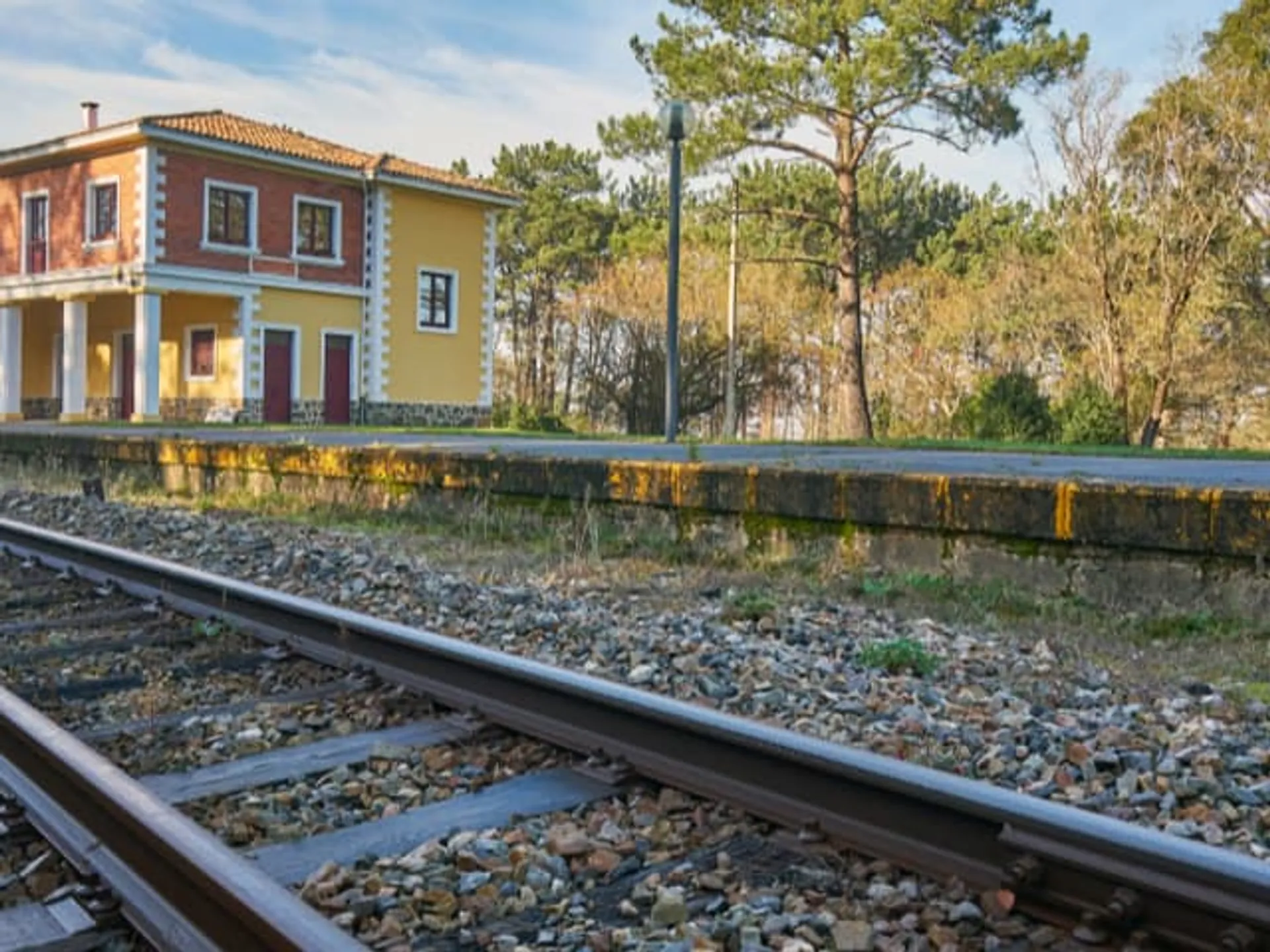 Apeadero de tren en Asturias-Escenarios de la película A todo tren, destino Asturias-Blog viajes Buendía Tours