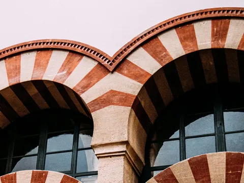 Detalle de capiteles tallados y arcos en la Mezquita de Córdoba