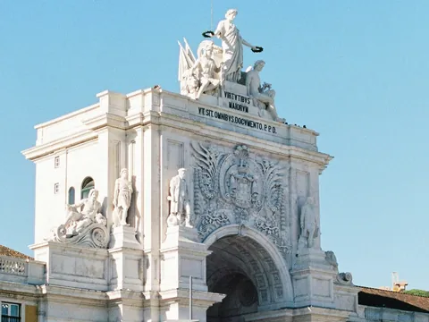 Arco triunfal de la Praça do Comércio en Lisboa bajo cielo despejado