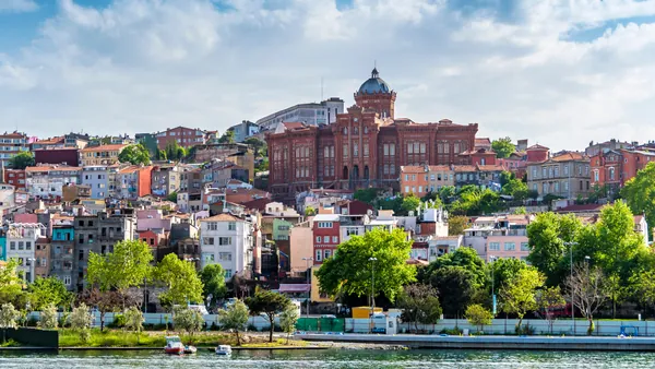 Barrio de Fener-Balat con casas de colores e Iglesia Ortodoxa, Estambul, Turquía