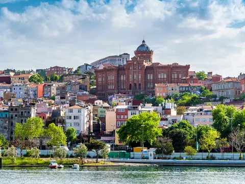Barrio de Fener-Balat con casas de colores e Iglesia Ortodoxa, Estambul, Turquía