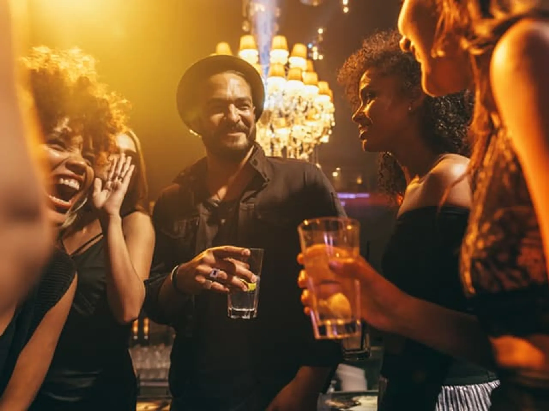Amigos de fiesta en una discoteca en Bruselas-Los mejores locales de copas en Bruselas-qué hacer-fiesta-Guías de Viaje Buendía Tours