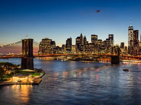 **Alt sugerido (≤80 caracteres):** Puente de Brooklyn y skyline de Manhattan desde DUMBO, Nueva York