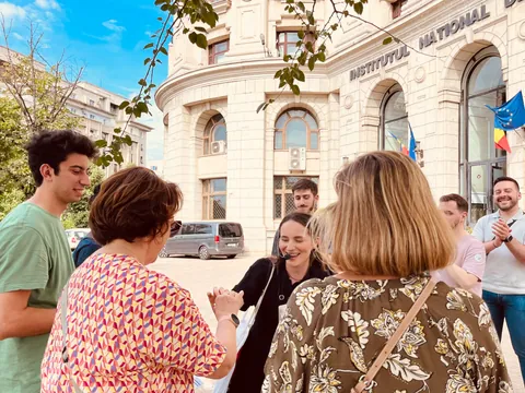 Grupo de participantes en el tour de Bucarest comunista y entradas al Museo del Comunismo
