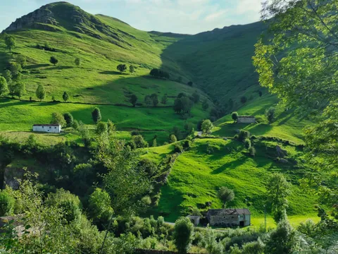 Paisaje verde de los Valles Pasiegos en Cantabria.