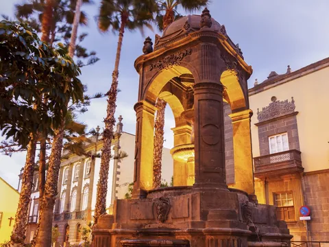 Fuente del Espíritu Santo iluminada al atardecer en Vegueta, Las Palmas