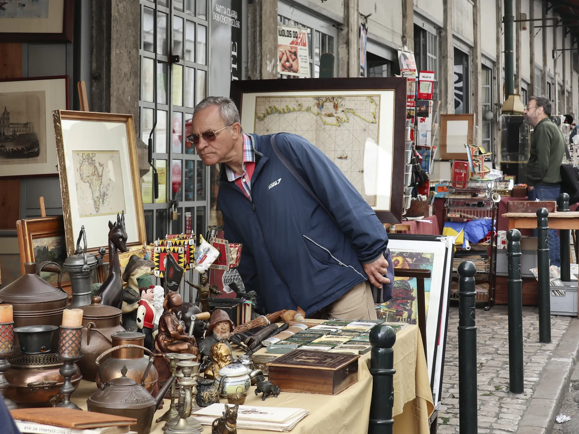 Hombre mirando un puesto en el Mercado de Santa Clara de Lisboa