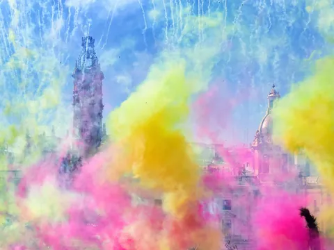 Recorre Valencia y conoce los secretos de Las Fallas, como la mascletá.
