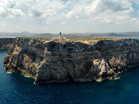Faro de Cavalleria sobre el acantilado en el norte de Menorca