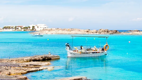 Qué hacer en Formentera para descubrir sus calas, aguas turquesas y paisajes desde el mar
