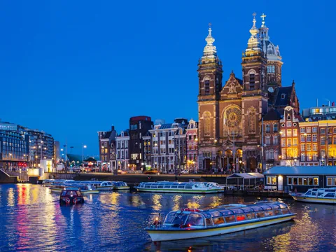 Paseo en barco nocturno por los canales de Ámsterdam